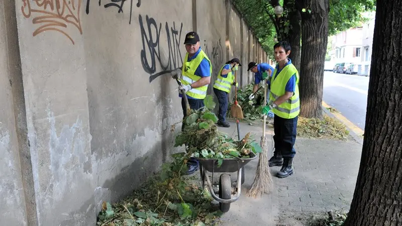 Operazioni di manutenzione del verde pubblico