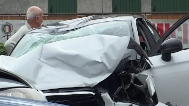 Ossimo: doppio incidente, automobilista si nasconde in una casa