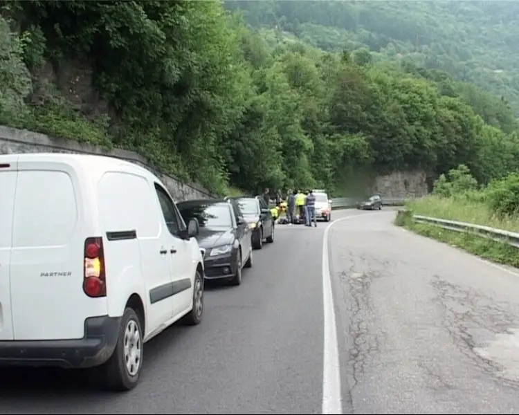 Ossimo: doppio incidente, automobilista si nasconde in una casa