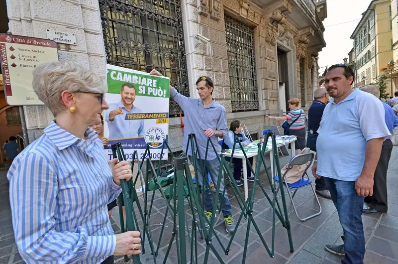 Il gazebo della Lega danneggiato