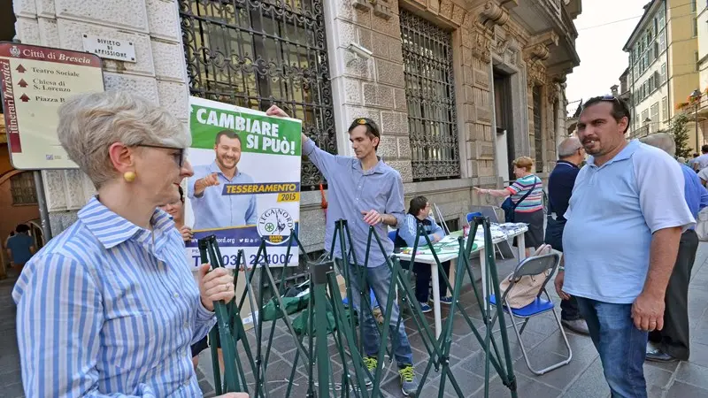 Il gazebo della Lega danneggiato