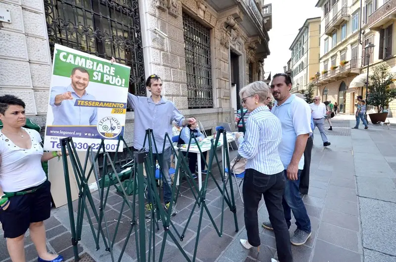 Il gazebo della Lega danneggiato