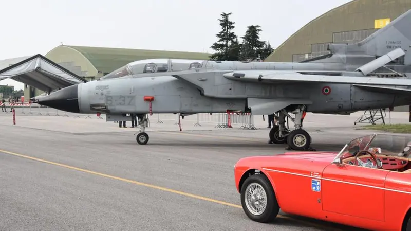 Tornado e vecchie signore in linea di volo
