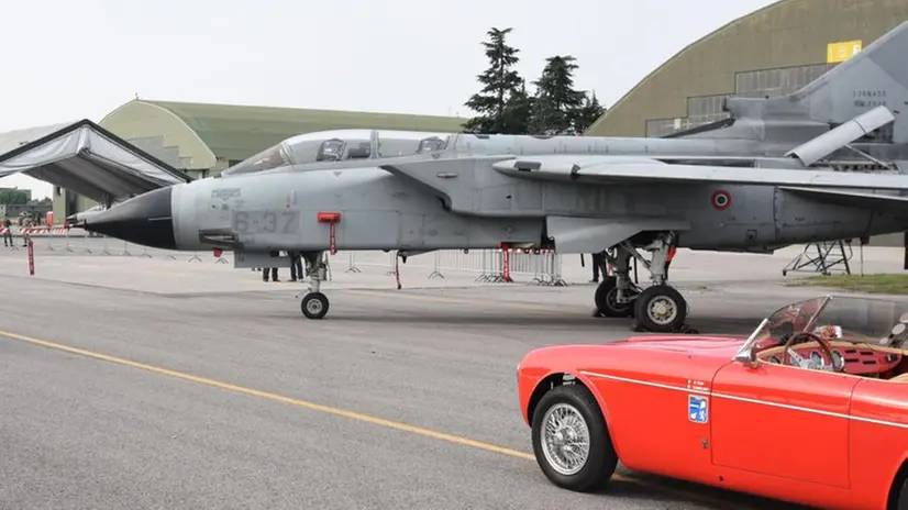 Tornado e vecchie signore in linea di volo
