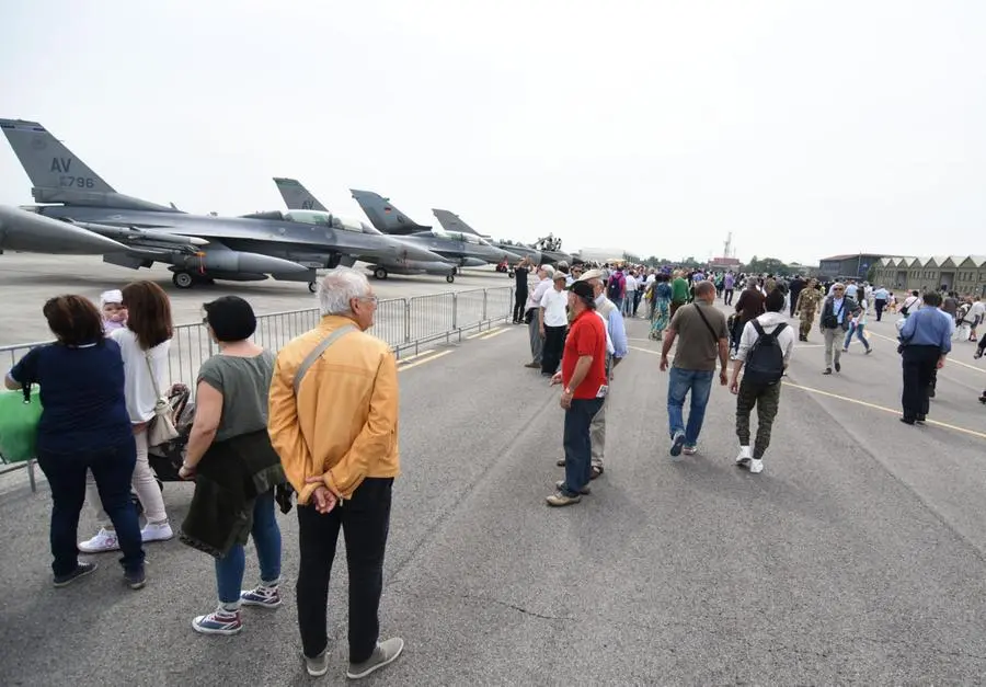 Tornado e vecchie signore in linea di volo