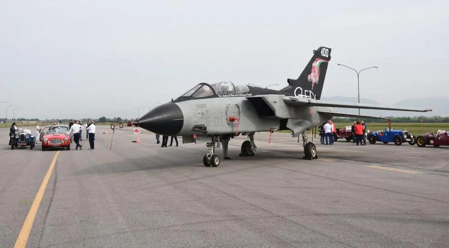 Tornado e vecchie signore in linea di volo