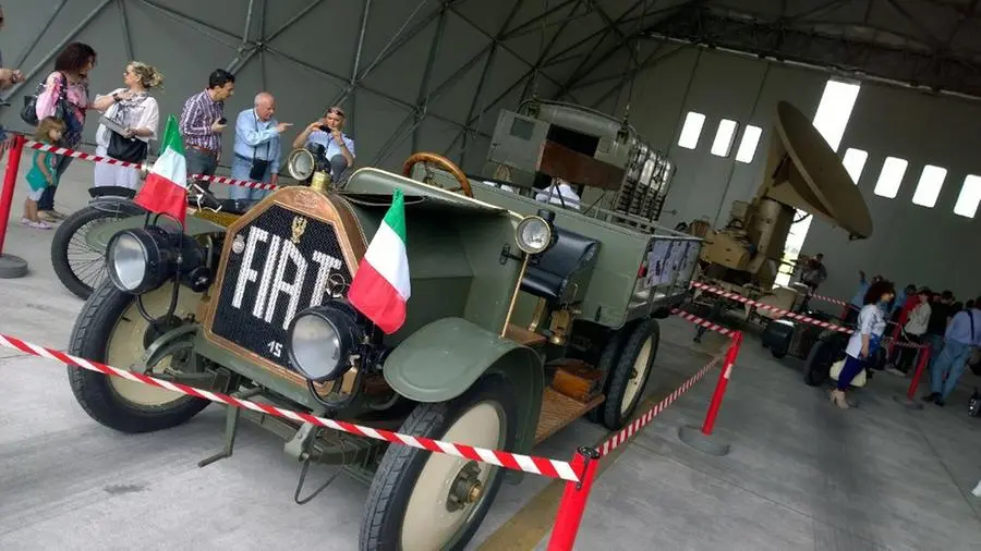 Auto d'epoca e bolidi del cielo nella base di Ghedi