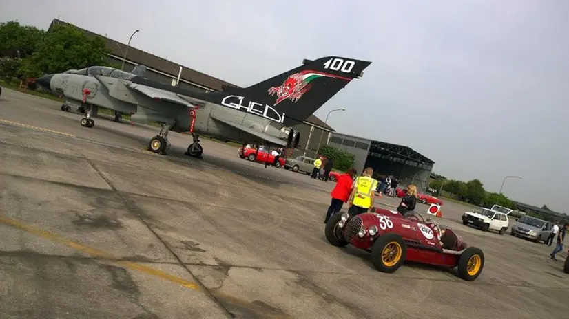 Auto d'epoca e bolidi del cielo nella base di Ghedi