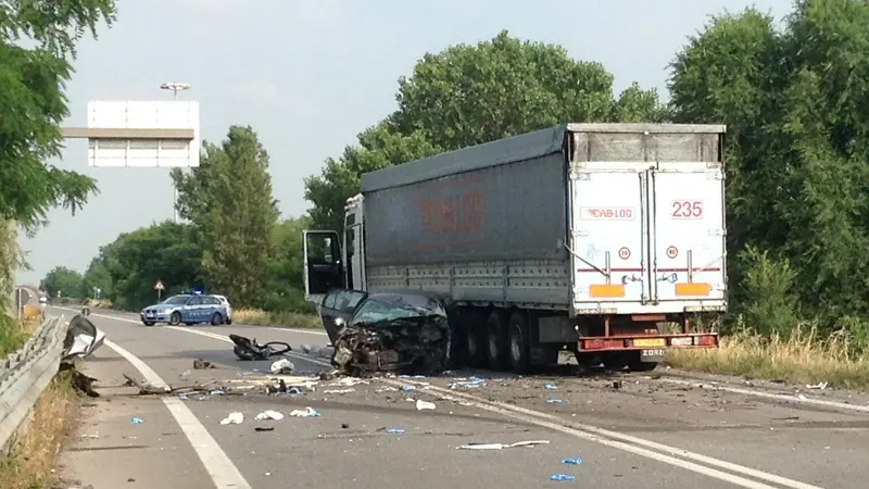 Gravi i due occupanti dell'auto schiantatasi contro il Tir
