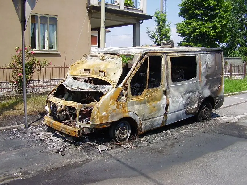 Il furgone bruciato a Bagnolo Mella
