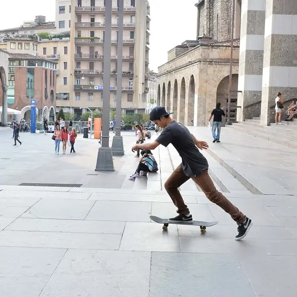 Gli skater in piazza Vittoria