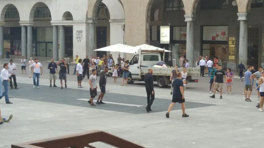 Alcune foto scattate durante la rissa