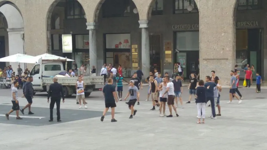 Alcune foto scattate durante la rissa