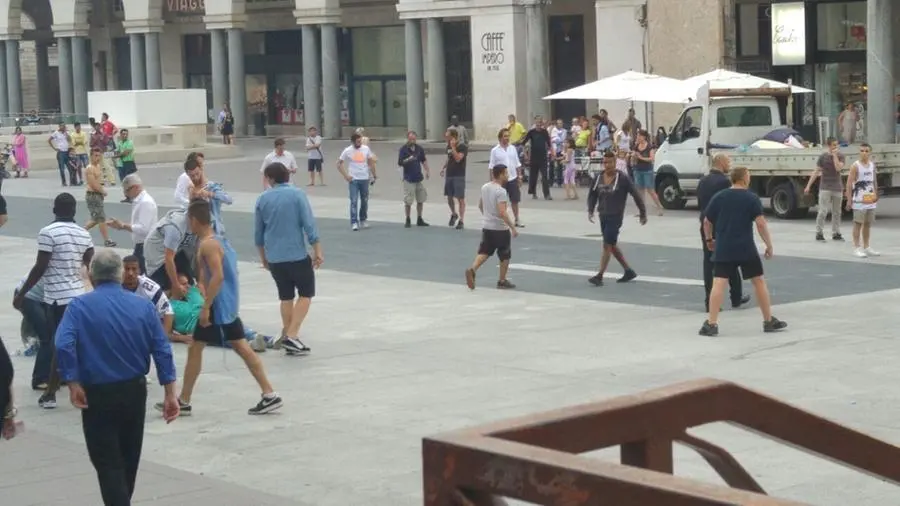 Alcune foto scattate durante la rissa