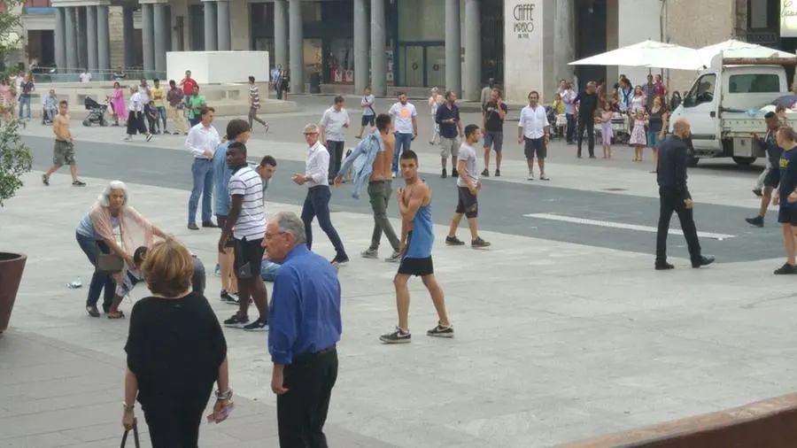 Alcune foto scattate durante la rissa