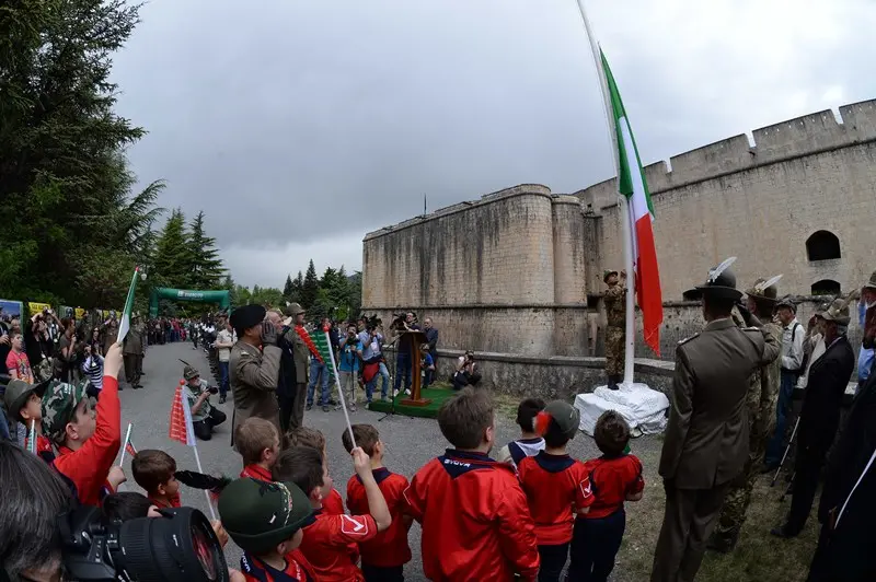 L'Aquila abbraccia gli Alpini