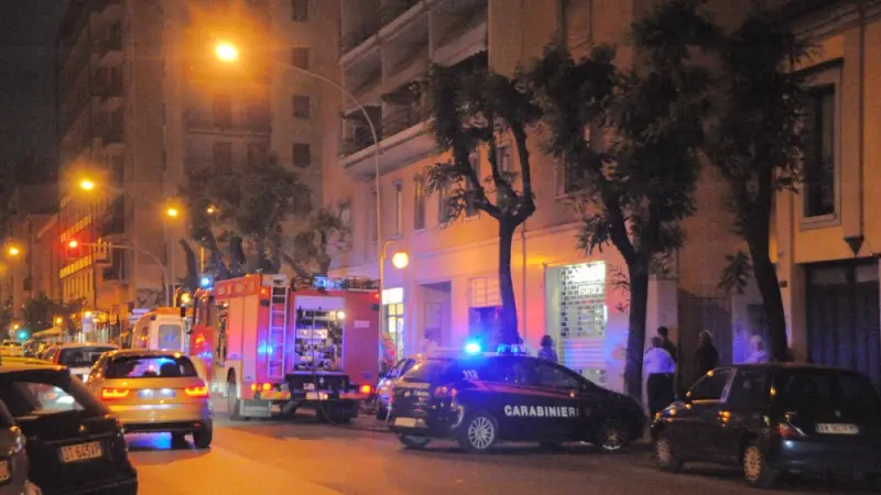 Vigili del fuoco e forze dell'ordine in via Solferino