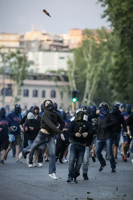 Scontri tra ultras dopo il derby Lazio-Roma
