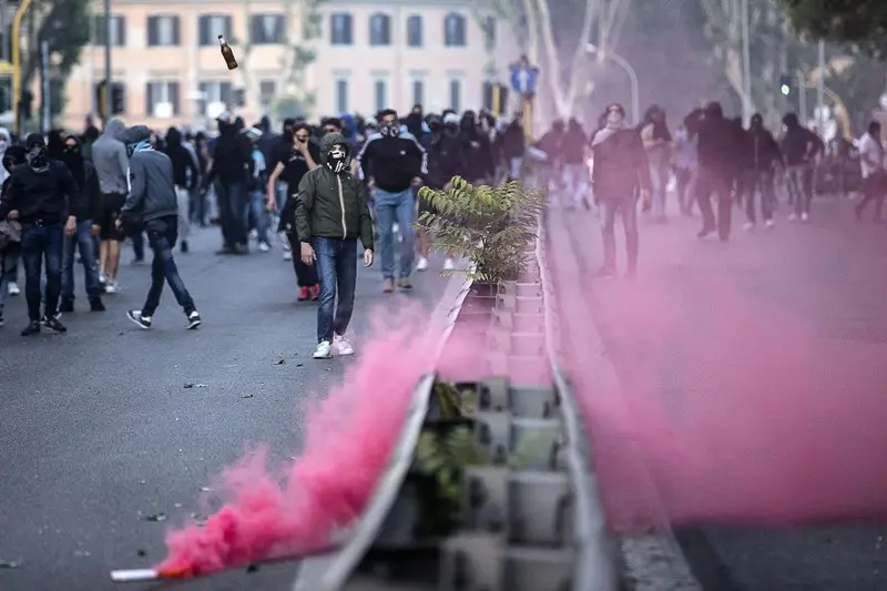 Scontri tra ultras dopo il derby Lazio-Roma
