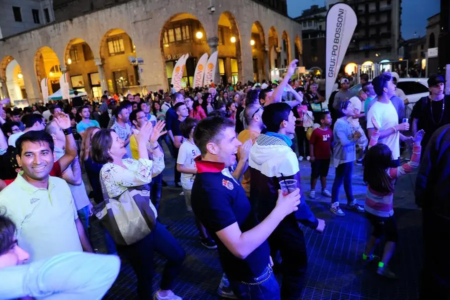 Piazza Vittoria esplode di folla e colori