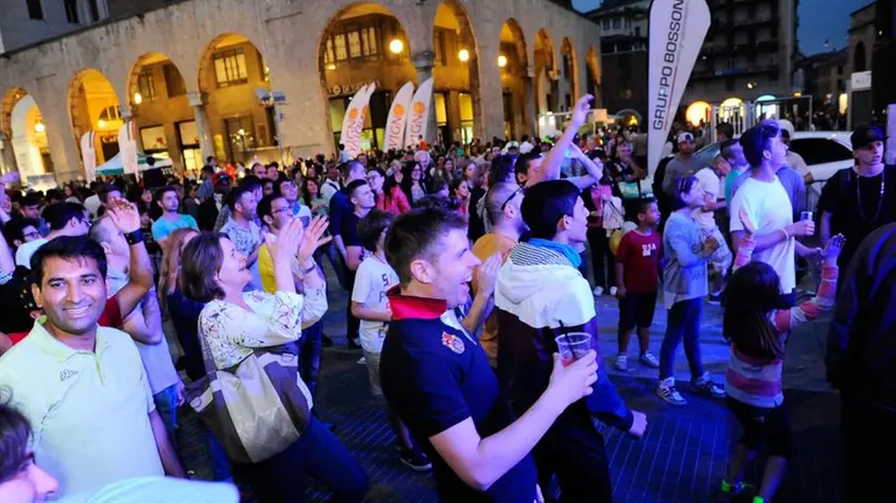 Piazza Vittoria esplode di folla e colori