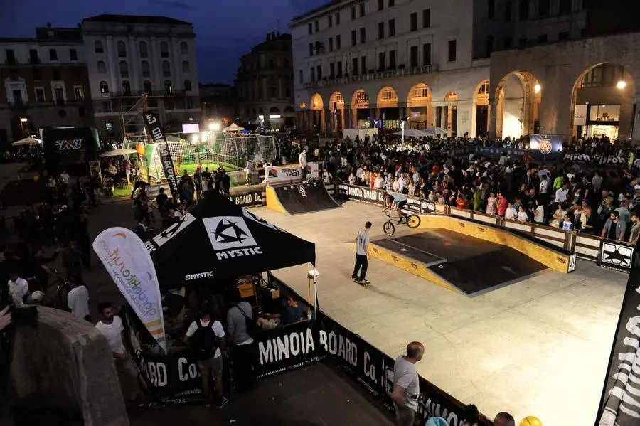 Piazza Vittoria esplode di folla e colori