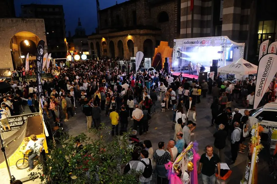Piazza Vittoria esplode di folla e colori
