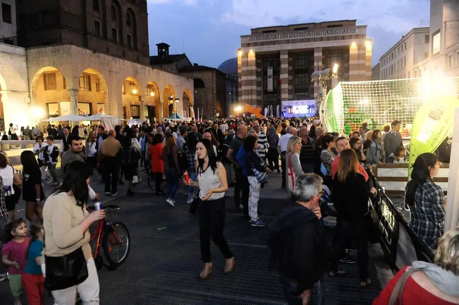 Piazza Vittoria esplode di folla e colori