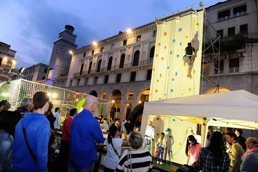 Piazza Vittoria esplode di folla e colori
