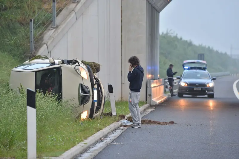 Auto si ribalta sulla Corda molle