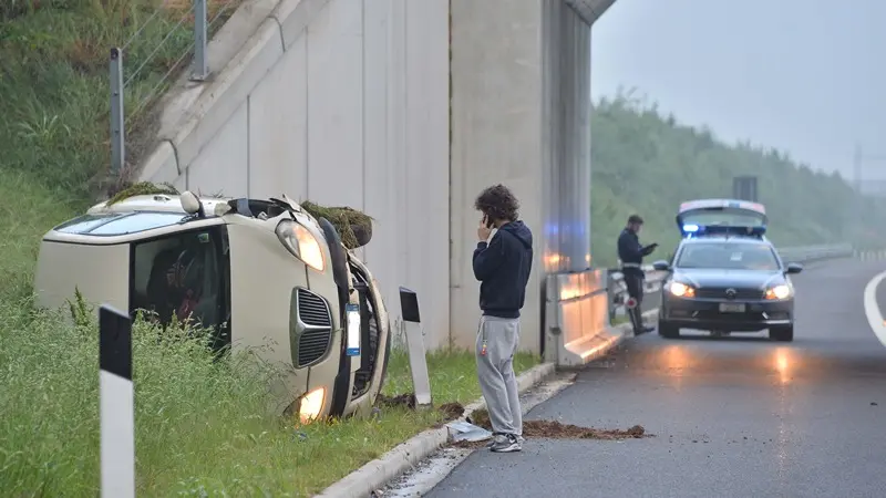 Auto si ribalta sulla Corda molle