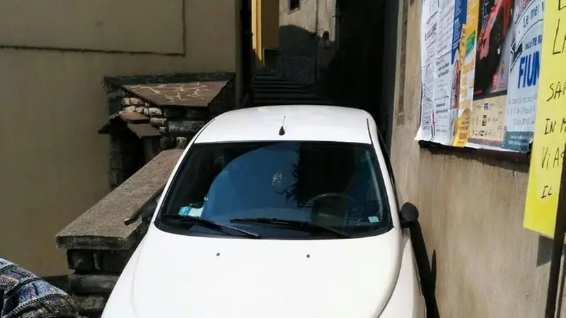 L'auto incastrata nel vicolo
