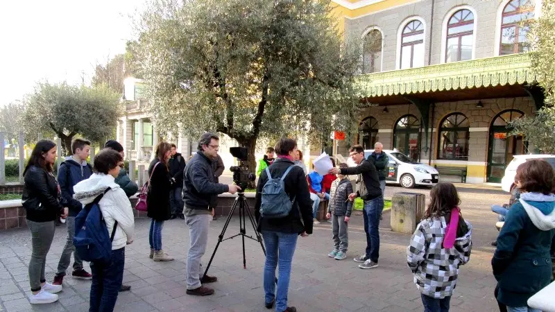 Un momento delle riprese nel piazzale antistante la stazione ferroviaria di Desenzano