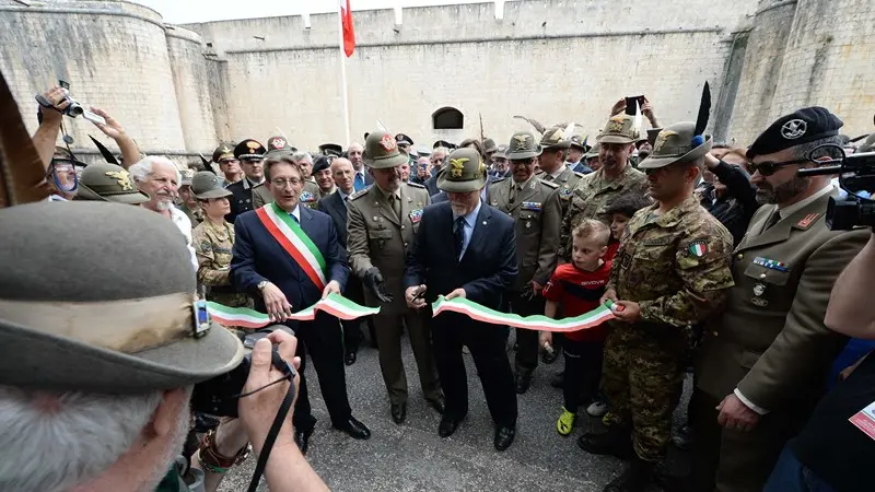 L'Aquila abbraccia gli Alpini