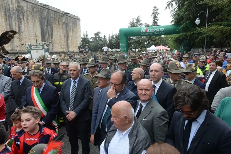 L'Aquila abbraccia gli Alpini