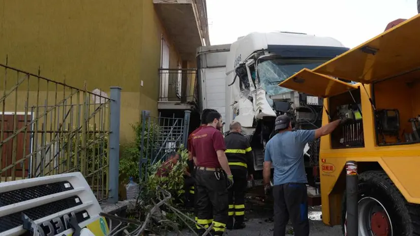 Camion contro casa a Buffalora