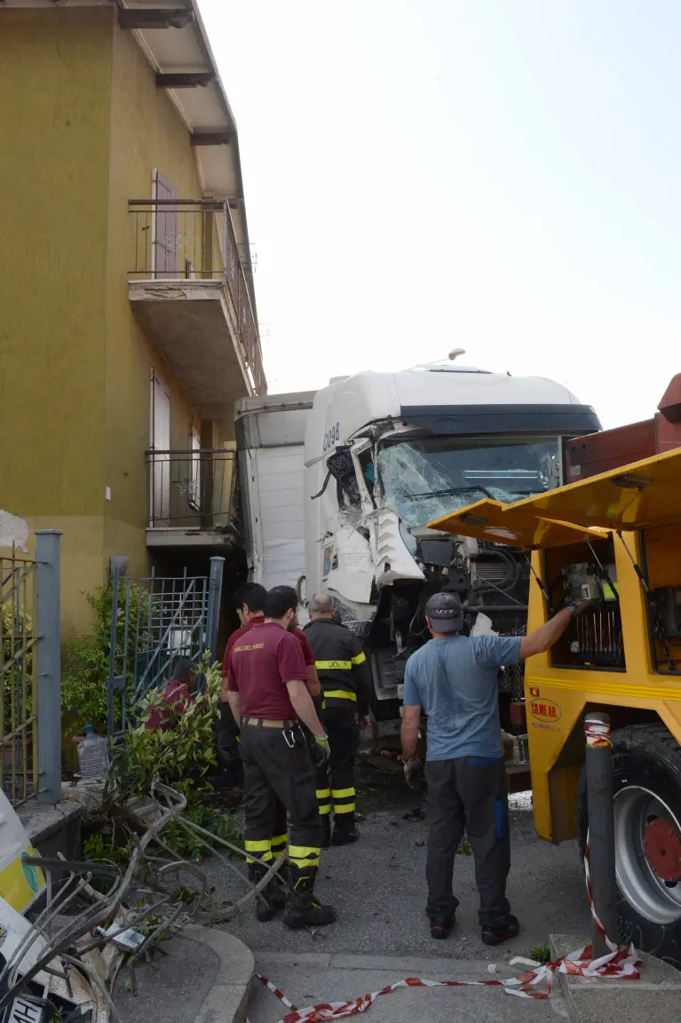 Camion contro casa a Buffalora