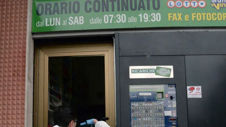 La spaccata in via Gamba