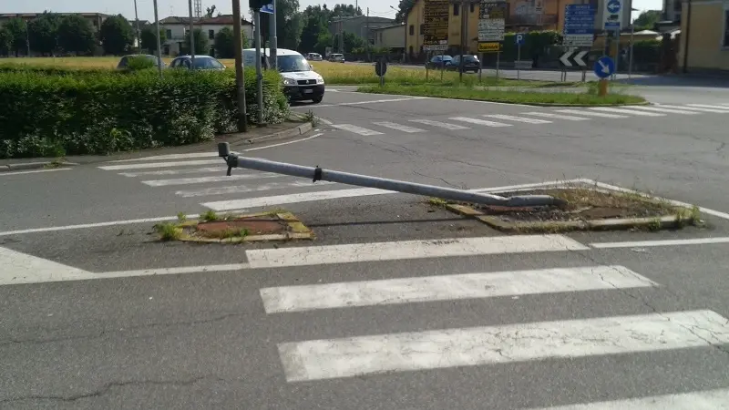 Folle manovra in viale Italia
