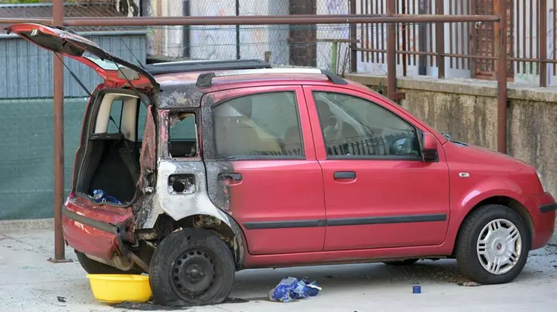 L'auto incendiata nella notte