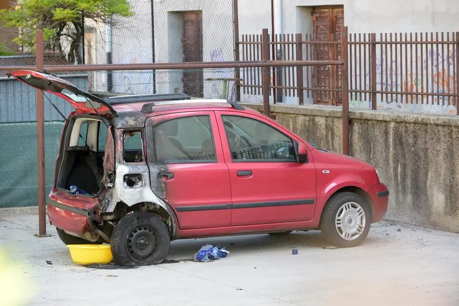 L'auto incendiata nella notte