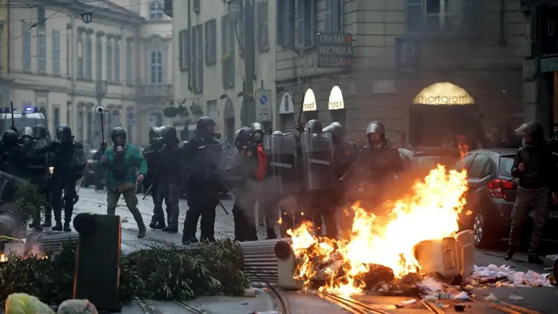 No Expo, fiamme a Milano