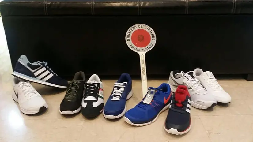Le scarpe rubate dai quattro baby ladri e recuperate della Polizia di Treviglio