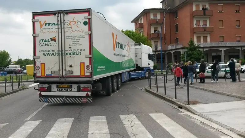 12enne investito all'uscita da scuola