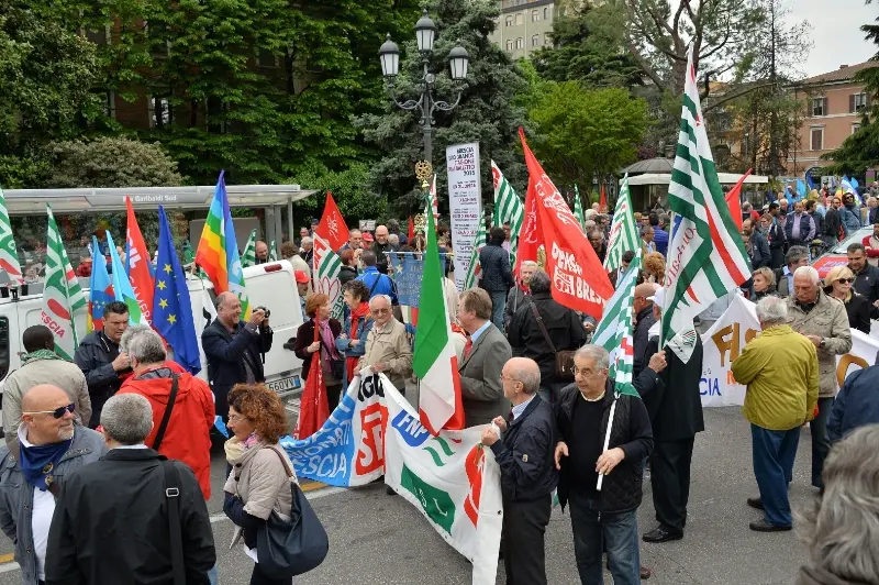 I manifestanti in piazza Garibaldi