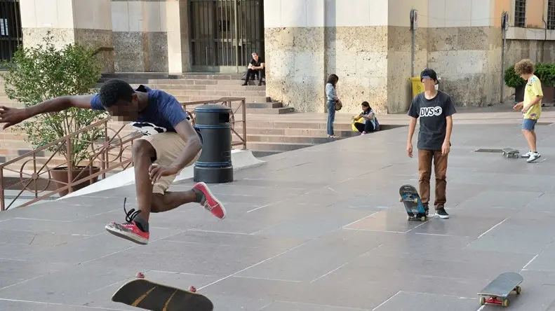 Gli skater in piazza Vittoria