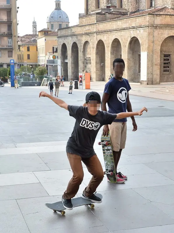 Gli skater in piazza Vittoria