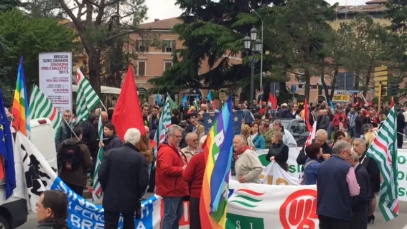 I manifestanti in piazza Garibaldi