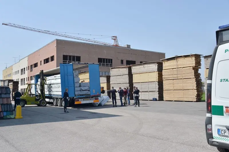 Muletto ribaltato in falegnameria