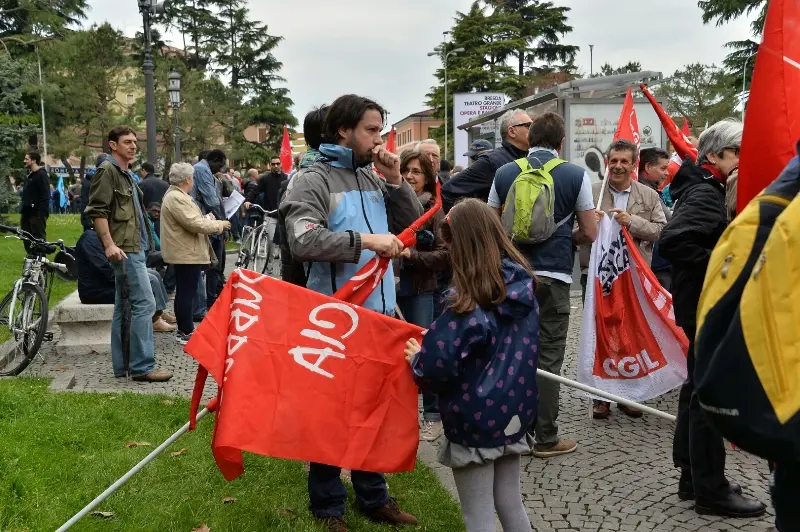 I manifestanti in piazza Garibaldi